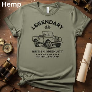 Puede incluir: Camiseta verde oliva con un gr&aacute;fico de un veh&iacute;culo todoterreno vintage. El dise&ntilde;o incluye la palabra "LEGENDARY" encima del veh&iacute;culo, y "BRITISH INGENUITY" y "SINCE 1948" debajo. La camiseta est&aacute; hecha de un material suave y c&oacute;modo.
