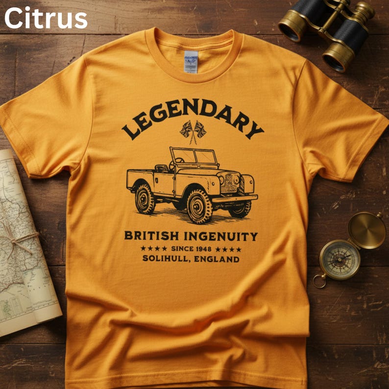 Puede incluir: Camiseta de color mostaza con un gr&aacute;fico negro de un veh&iacute;culo todoterreno cl&aacute;sico. El texto en la camiseta dice "LEGENDARY" encima del veh&iacute;culo y "BRITISH INGENUITY" debajo, con "SINCE 1948" y "SOLIHULL, ENGLAND" debajo.