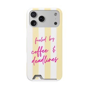 Könnte beinhalten: Eine Smartphone-Hülle mit vertikalen hellgelben und weißen Streifen. Der Text 'fueled by coffee & deadlines' ist in einer leuchtend pinken Schreibschrift in der Mitte aufgedruckt. Die Hülle hat einen rechteckigen Ausschnitt für die Kamera.