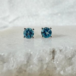 Echte Blautopas 4 mm Runde Ohrstecker / 14k Massiv Gold