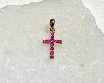 Echter Rubin Kreuz Anhänger (Mini) | 14k Gold