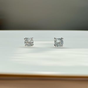 Echte witte saffier 3 mm rond geslepen oorknopjes / 14k massief goud