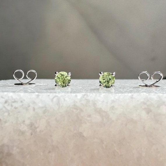 本物のペリドット 3mm ラウンドカット ソリティア スタッドピアス 