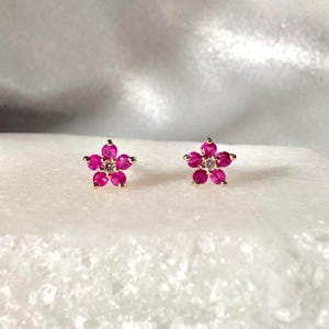 Echte Rubin und Diamant Blumen Ohrstecker / 585er Gelbgold