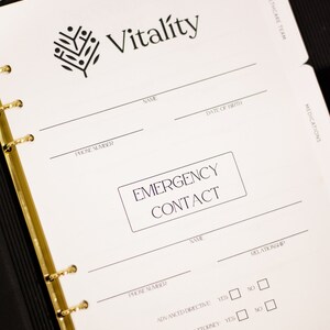 Op de afbeelding: Een witte pagina met een zwart-wit logo voor Vitality. De pagina bevat een formulier voor persoonlijke informatie, inclusief naam, geboortedatum, telefoonnummer en noodcontactgegevens. Het formulier bevat ook selectievakjes voor een wilsverklaring en een volmacht.