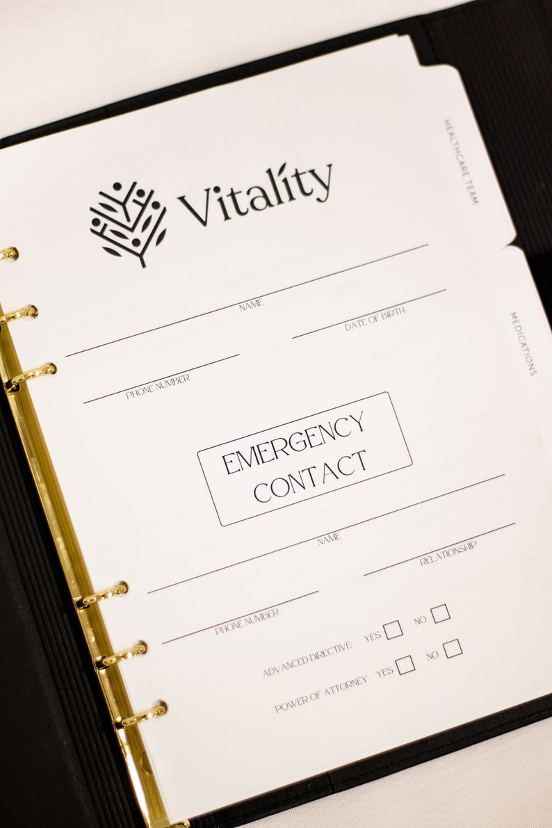 Op de afbeelding: Een witte pagina met een zwart-wit logo voor Vitality. De pagina bevat een formulier voor persoonlijke informatie, inclusief naam, geboortedatum, telefoonnummer en noodcontactgegevens. Het formulier bevat ook selectievakjes voor een wilsverklaring en een volmacht.