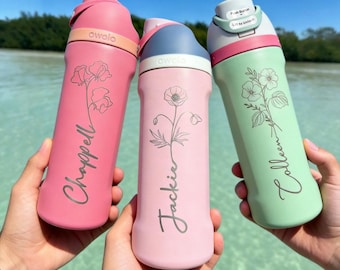 Garrafa térmica personalizada com flor de nascimento Owala e nome gravado, feita em aço inoxidável, à prova de vazamentos, ideal para hidratação. Presente perfeito para ele ou para ela.
