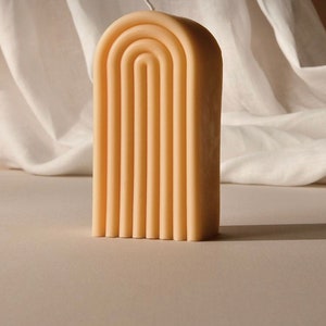 Arc-shaped soy wax candle ideal for decorating a house, apartment or as a gift