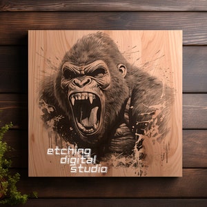Puede incluir: Una ilustración en blanco y negro de un gorila rugiendo con la boca abierta, sobre un fondo de veta de madera con salpicaduras de pintura blanca. El texto "etching digital studio" está en la parte inferior de la imagen.