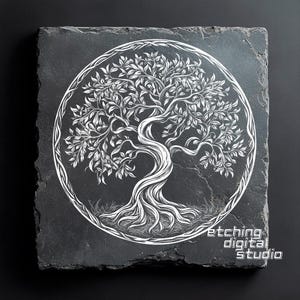 Könnte beinhalten: Ein schwarzer Schieferuntersetzer mit einem weißen, geätzten Design eines Lebensbaums. Der Baum ist von einem Kreis umgeben und hat komplizierte Äste und Wurzeln. Der Text "etching digital studio" befindet sich in der rechten unteren Ecke.