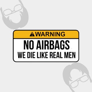 Puede incluir: Una pegatina rectangular con borde negro y sección superior amarilla. El texto "WARNING" está en la parte superior, seguido de "NO AIRBAGS" y "WE DIE LIKE REAL MEN" en letras blancas en negrita.
