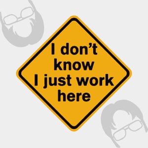 Puede incluir: Un letrero amarillo en forma de diamante con un borde negro y el texto "I don't know I just work here" en negro. Siluetas de una persona con gafas y barba en el fondo.