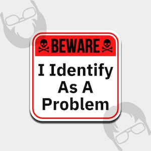 以下が含まれることがあります： 赤い縁取りのある正方形のステッカーで、両側にドクロと骨が交差した赤い文字で「BEWARE」と書かれています。下には黒い文字で「I Identify As A Problem」と書かれています。