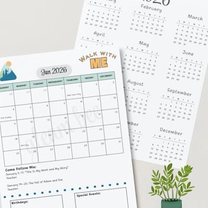 Pode incluir: Dois calendários de 2026 em fundo branco. Um mostra janeiro, com o texto "Jan 2026" e "Walk With Me". O outro mostra fevereiro, março, maio, junho, agosto, setembro e dezembro. Uma pequena planta verde está no canto inferior direito.