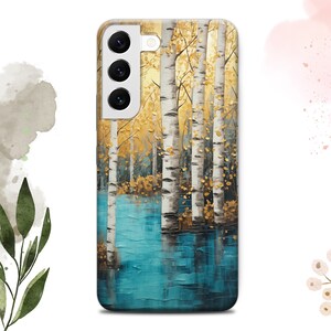 Puede incluir: Una funda de teléfono con una pintura de un bosque de abedules con hojas doradas. Los árboles se reflejan en un lago azul.