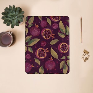 Peut inclure: Une coque de téléphone violette et noire avec un motif répété de grenades et de feuilles.