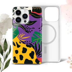 以下が含まれることがあります： 紫、黄、緑、黒のトロピカルリーフ柄の携帯電話ケース。ケースは透明な保護背面になっています