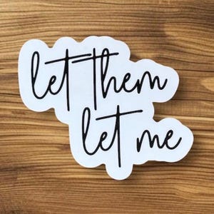 Puede incluir: Pegatina blanca con letras negras que dicen "Let them let me".