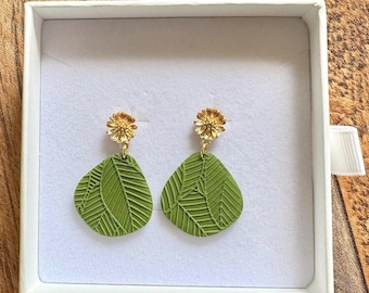 Pendientes florales de hojas verdes / Pendientes de arcilla hechos a mano