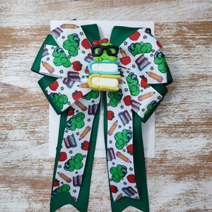 Back to School Hair Bow, Green Long Tail Bow for Girls | Moño Escolar Verde de Cola Larga para Niñas | Ribbon Hair Accesory Gift, Handmade