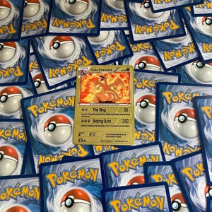 Carte en métal amusante de Charizard – Amusante et ludique ! Parfait pour les fans de Pokémon !