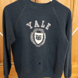 Vintage 70s 80s Yale University collegiate navy blue raglan crewneck sweatshirt Yale Velva Sheen