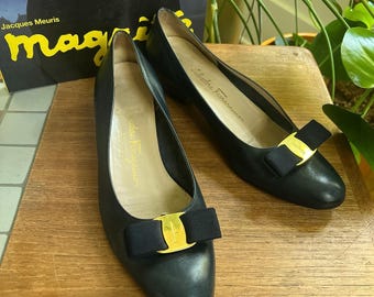 Vintage 80s Salvatore Ferragamo Navy Vara Pumps | Made in Italy Navy Leather Bow Heels | Vara Bow Low-Block Pump |  Midnight Blue 9.5 B