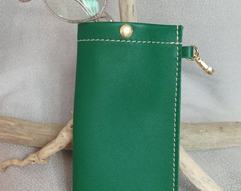 Estuche para gafas de piel de vacuno granulada color verde esmeralda con mini mosquetón de latón MARCA REGISTRADA FRANCESA