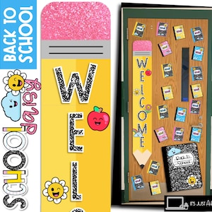 Könnte beinhalten: Eine Klassenzimmertür, die für den Schulanfang dekoriert wurde. Ein großes bleistiftförmiges Schild mit der Aufschrift "WELCOME" und einem lächelnden Apfel und einer Blume. Die Tür ist mit Notizbüchern und einem großen Notizbuch mit der Aufschrift "Back to School" bedeckt.
