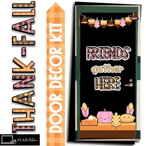 Può includere: Un kit di decorazioni per porte a tema autunnale con uno striscione a quadri che dice "Thank-Fall" e uno striscione a quadri che dice "Door Decor Kit". La decorazione della porta include anche una lavagna nera con il testo "Friends gather here" e una ghirlanda a tema autunnale con zucche e una torta.