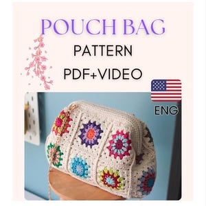 Könnte beinhalten: Ein Häkelmuster für eine Beuteltasche mit weißer Basis und bunten Granny Squares. Das Muster beinhaltet eine PDF-Datei und Videoanleitungen. Der Text auf dem Bild lautet "POUCH BAG PATTERN PDF+VIDEO ENG".