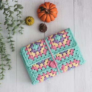 Pochette de livre au crochet turquoise et rose, Brochés et couverture rigide, Cadeau pour les lecteurs, Couverture de livre carrée Daisy Grandma, Protège-livre avec ligné