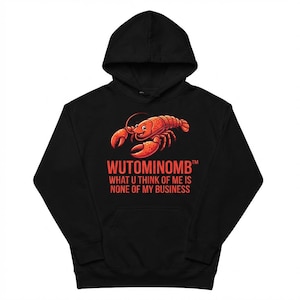 以下が含まれることがあります： 赤とオレンジ色の漫画のロブスターが描かれた黒いパーカー。ロブスターのグラフィックの下に「WUTOMINOMB」と「WHAT U THINK OF ME IS NONE OF MY BUSINESS」というテキストが赤色で印刷されています。パーカーにはフロントポケットが付いています。