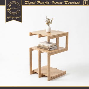 Pode incluir: Uma mesa lateral de madeira clara com um design de dois níveis. O nível superior contém um pequeno vaso branco com flores secas e uma pilha de livros. A mesa tem uma estética moderna e minimalista. O texto "Digital Plan file - Instant Download" é visível.