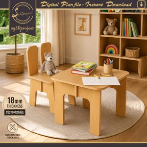Puede incluir: Un juego de mesa y silla para niños de madera clara. La mesa tiene una parte superior cuadrada con esquinas redondeadas. Un oso de peluche está sentado en la silla. La imagen incluye el texto "Digital Plan file - Instant Download" y "18mm Thickness Customizable".