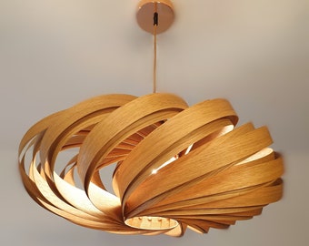 Magnifique et grande lampe suspendue en bois de chêne. Le grain du bois est bien accentué. Fait main unique en Allemagne. Lampe à suspension ou lustre.