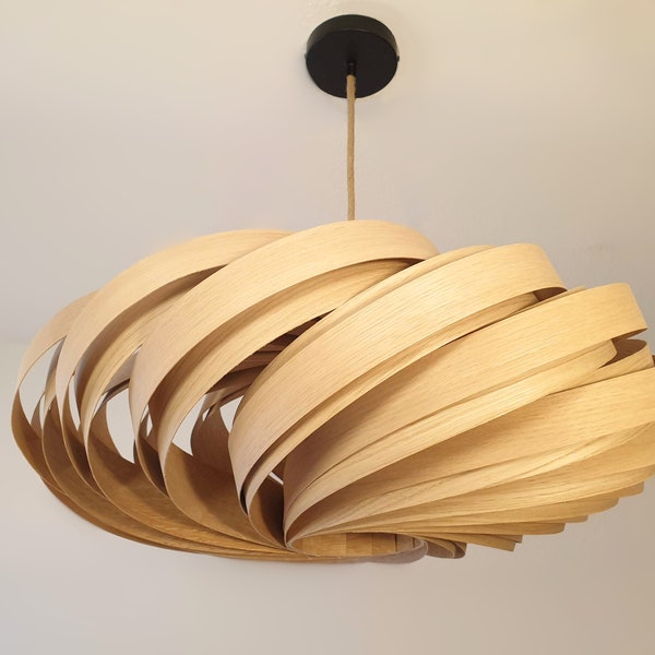 Magnifique et grande lampe suspendue en bois de chêne. Fait main unique en Allemagne. Lampe à suspension ou lustre.