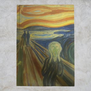 Puede incluir: Una impresión de "El Grito" de Edvard Munch presenta una figura con la boca abierta y las manos en la cara, sobre un cielo azul y naranja arremolinado. Dos figuras caminan por un puente en el fondo.