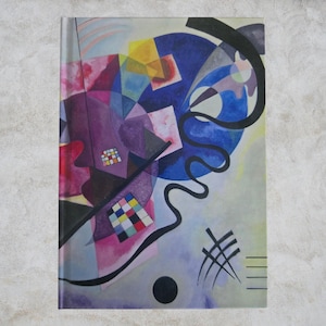 Puede incluir: Un cuaderno de tapa dura con un diseño de arte abstracto. La cubierta muestra una vibrante composición de formas geométricas en tonos morados, azules, amarillos y rojos, con líneas negras curvas y un punto negro. El cuaderno es rectangular.