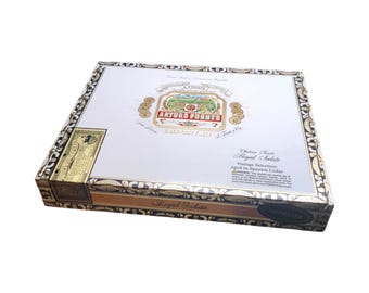 Caja de puros A Fuente vacía: Chateau Fuente (Cultivado al sol) Royal Salute. Forro de terciopelo disponible. República Dominicana.