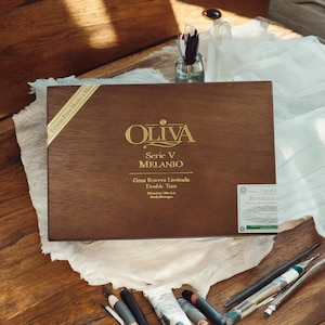 Leere Oliva Zigarrenkiste: Serie V Melanio Gran Reserva Limitada Double Toro.  Samtfutter erhältlich.  Nicaragua