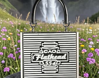Bolso hecho a mano a partir de una caja de puros Cao Camshaft 554 Flathead: forrado en terciopelo negro, herrajes plateados, Nicaragua.