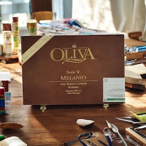 Zigarrenkiste: Leere Oliva Serie V Melanio Gran Reserva Limitada Robusto Zigarrenkiste.  Samtfutter erhältlich.  Nicaragua