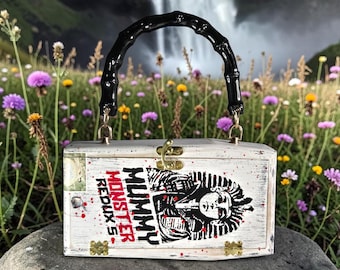Porte-monnaie cercueil fait main provenant d'une rare boîte à cigares Mummy Redux 5 de la série Monster Tatuaje.  Doublure en velours rouge, finitions dorées