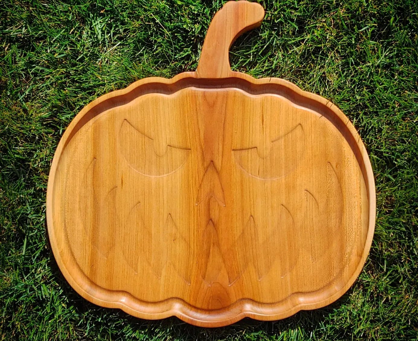 Schneidebrett Holz Kürbisform - Halloween Servierbrett Rustikal Mit Griff