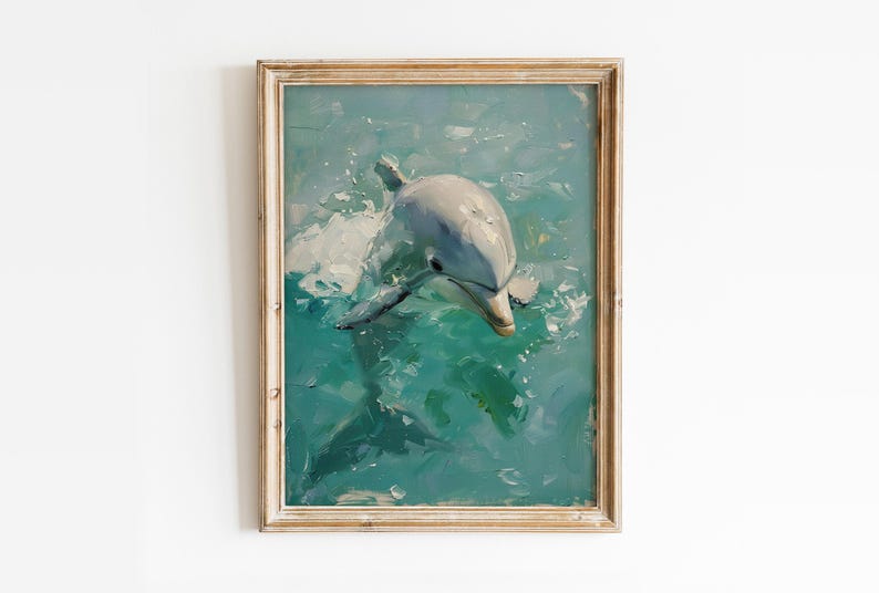 Op de afbeelding: Een ingelijst schilderij van een dolfijn die in turquoise water zwemt. De dolfijn is grijs en wit, met zijn kop en rugvin zichtbaar. Het schilderij heeft een getextureerde, impressionistische stijl.