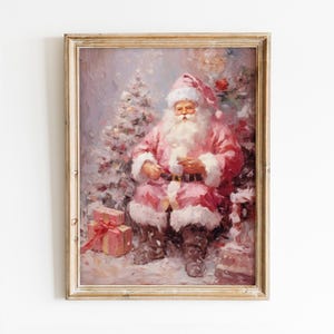 Puede incluir: Pintura enmarcada de estilo vintage de Papá Noel con traje y gorro rosas, sentado cerca de un árbol de Navidad y regalos envueltos. La obra de arte tiene un estilo suave y pictórico con un ambiente cálido y festivo.
