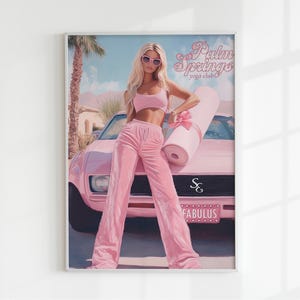 Könnte beinhalten: Gerahmter Druck mit einer Frau in rosa Kleidung und Sonnenbrille, mit einer Yogamatte, die vor einem rosa Auto posiert. Der Druck enthält den Text "Palm Springs Yoga Club" und "FABULUS" auf dem Nummernschild. Die Farbgebung ist überwiegend rosa und blau.