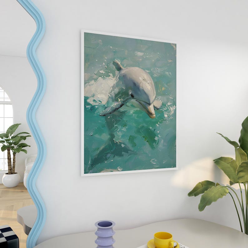 Op de afbeelding: Een ingelijste kunstdruk met een dolfijn die in turquoise water zwemt. De dolfijn is grijs en wit, met een gedetailleerde weergave van zijn vorm. Het water heeft een textuur, schilderachtige kwaliteit, met tinten blauw en groen.