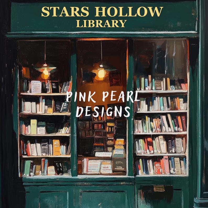 Op de afbeelding: Een groene winkelgevel met een bord waarop "Stars Hollow Library" staat en een etalage met boekenkasten vol boeken. De tekst "Pink Pearl Designs" staat in wit op de etalage.